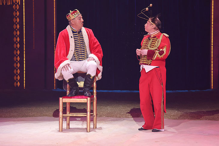 Fumagall (re.) &  Dario (li.) bei Farbenspiel "Gold Edition" im Circus Krone Megazelt auf der Theresienwiese (©Foto: Martin Schmitz) 